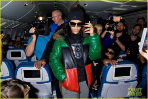 rihanna-emerges-on-777-tour-flight-to-nyc-first-pics-04